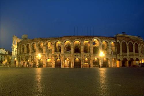 Arena di Verona vista notturna