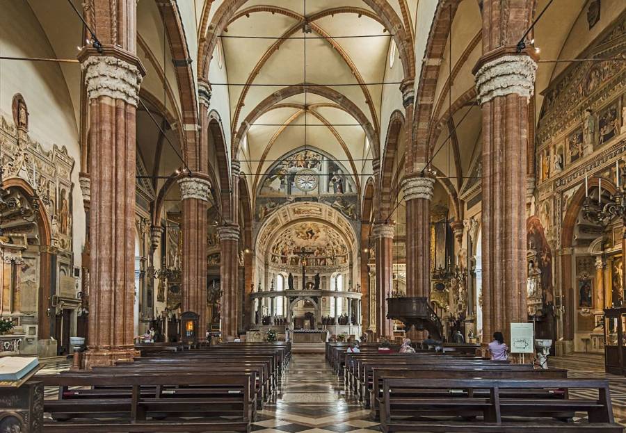 L’interno del Duomo di Verona