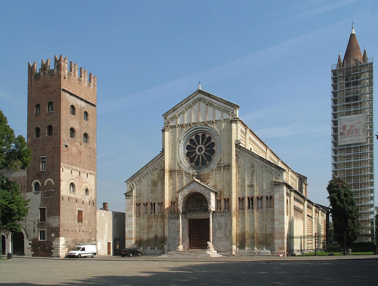 Piazza San Zeno e la Chiesa