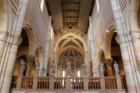 L’interno della basilica di San Zeno