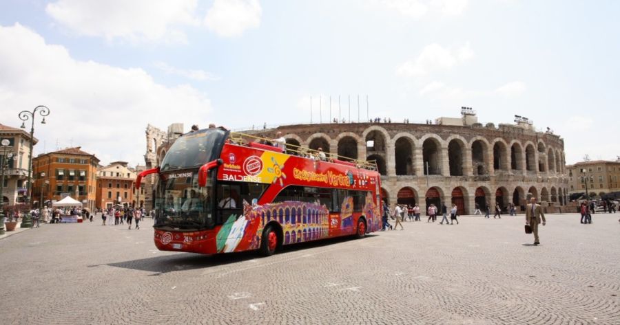 Il bus City Sightseeing in Piazza Bra davanti all’Arena di Verona