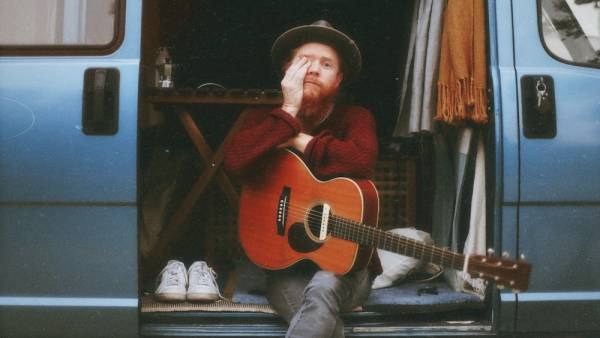 Il cantautore australiano Stu Larsen con una band d’eccezione sul palco di Fucina Machiavelli