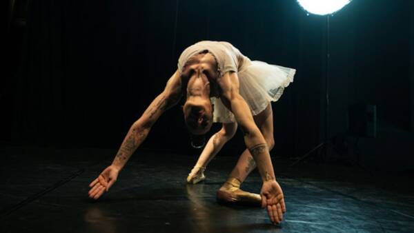 “Coppelia – La ragazza dagli occhi di smalto” con danzatori-acrobati