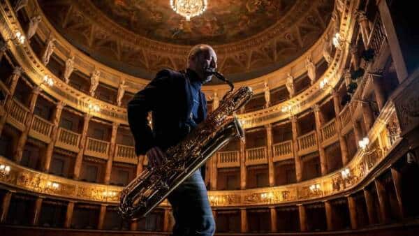 Marco Albonetti con Orchestra Filarmonica Italiana in Around Astor