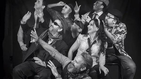 Carlo Poddighe e i Niù Tennici sul palco del bastione di San Bernardino