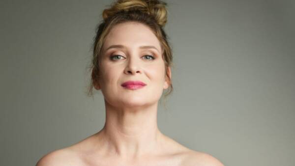 Alice Mangione in “Cruda e nuda” al Teatro Astra