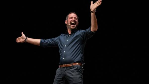 Filippo Caccamo torna a Verona con il nuovo spettacolo “Fuori di tela”