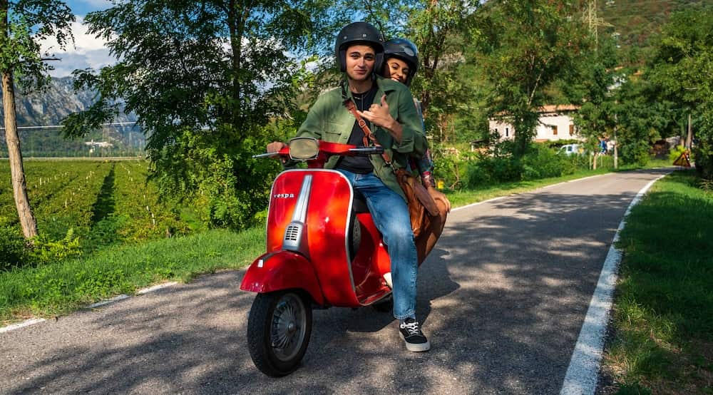 Alonso Nina in vespa Elia Pinna